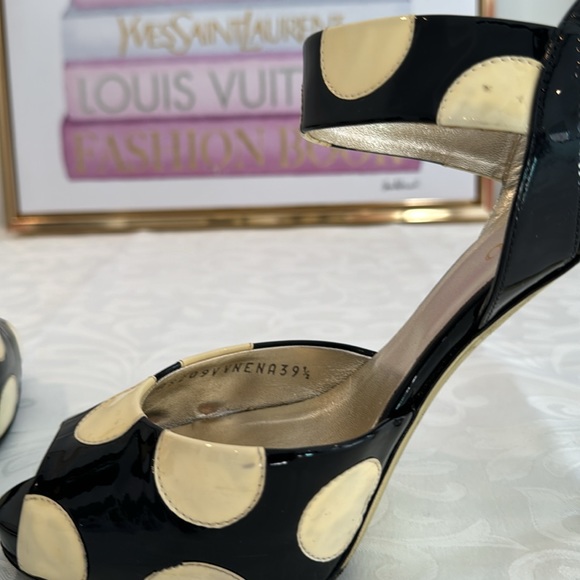 Valentino Garavani Black & Yellow Patent Leather Sandal. EU 39.5. - Picture 6 of 11